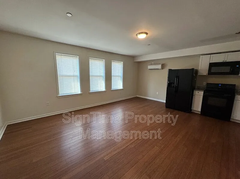 Building Photo - 44 E Franklin St #3W