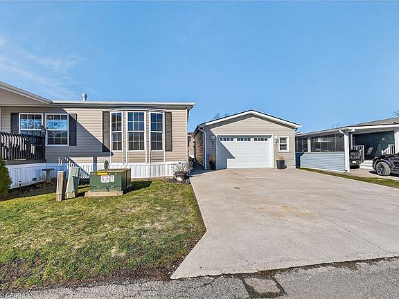 3rd image of 3033 Townline Rd #211