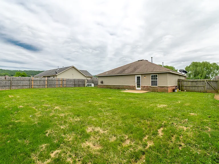 1040 Josie Kate Ln — Photo 17