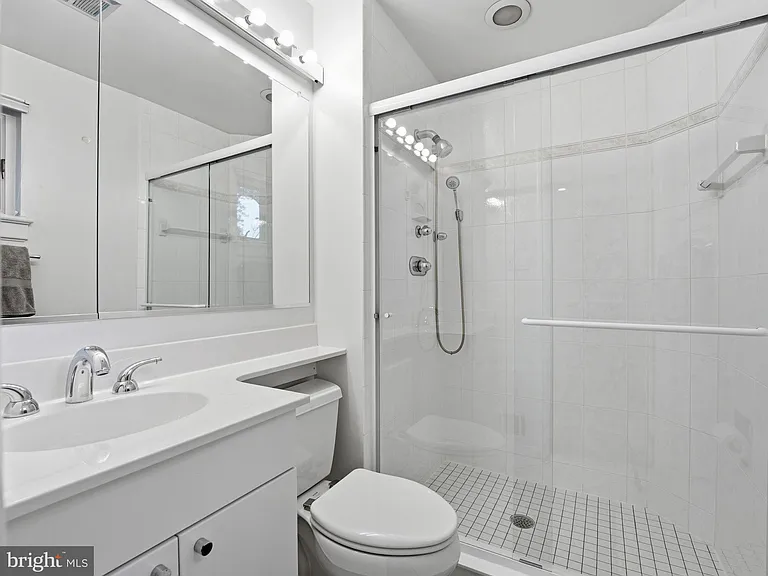 405 Underhill Pl — Photo 16