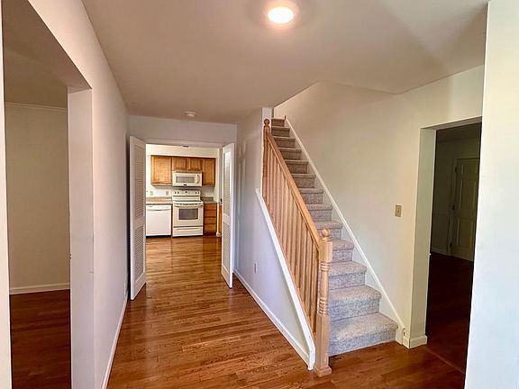 3rd image of 756 Fox Chase Cir