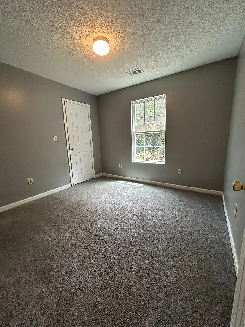 460 Elm St — Photo 4