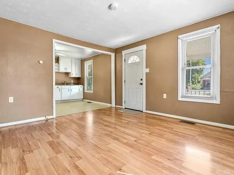 2109 Harding Ave — Photo 2