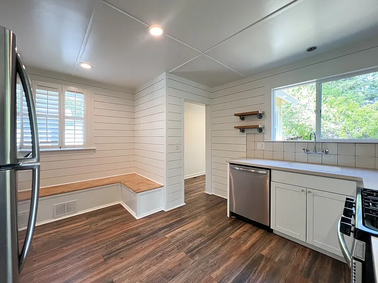 934 Clinton St — Photo 18
