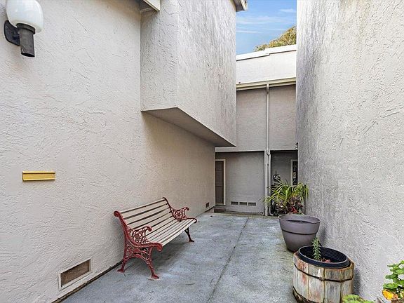 3rd image of 1 Southridge Ct