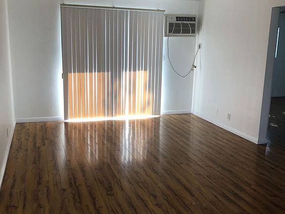 5th image of 10839 Morrison St #8