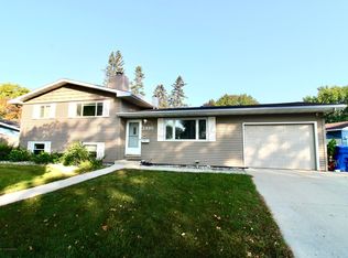 2810 Edgewood Dr N, Fargo, ND 58102