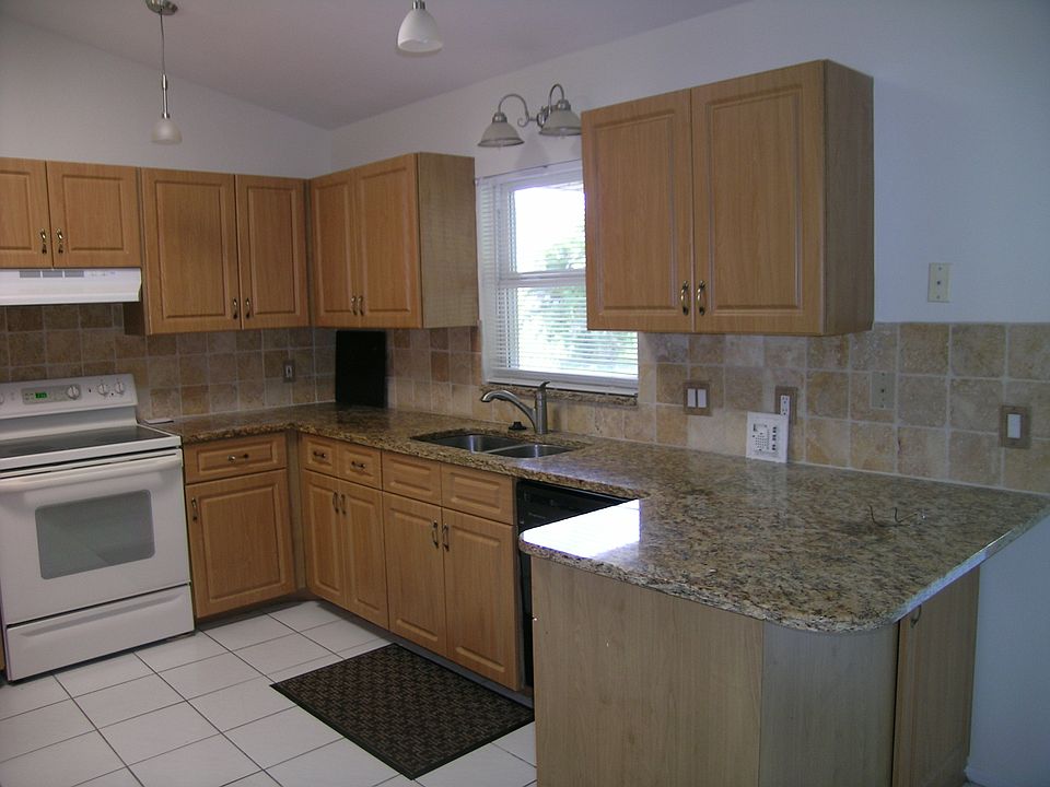 1st image of 914 SW 35th Ter