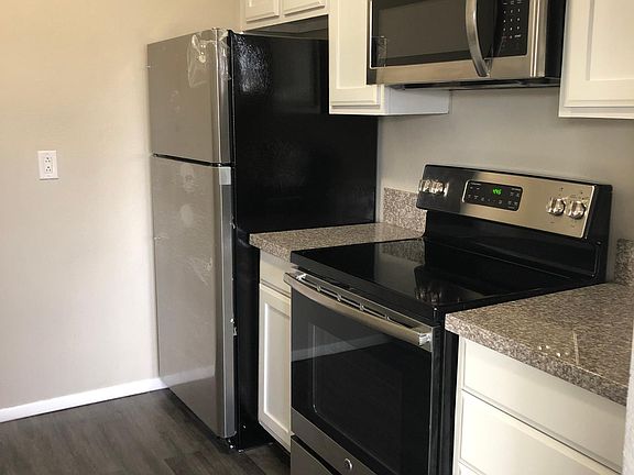 2nd image of 813 Parkview Dr APT B