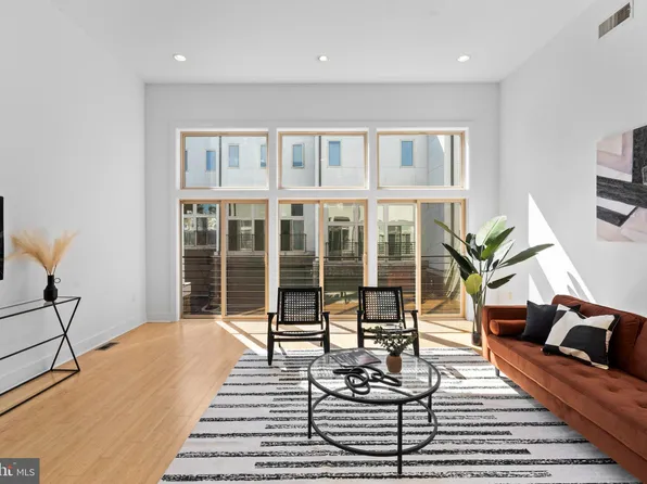 315 Dupont St, Philadelphia, PA 19128