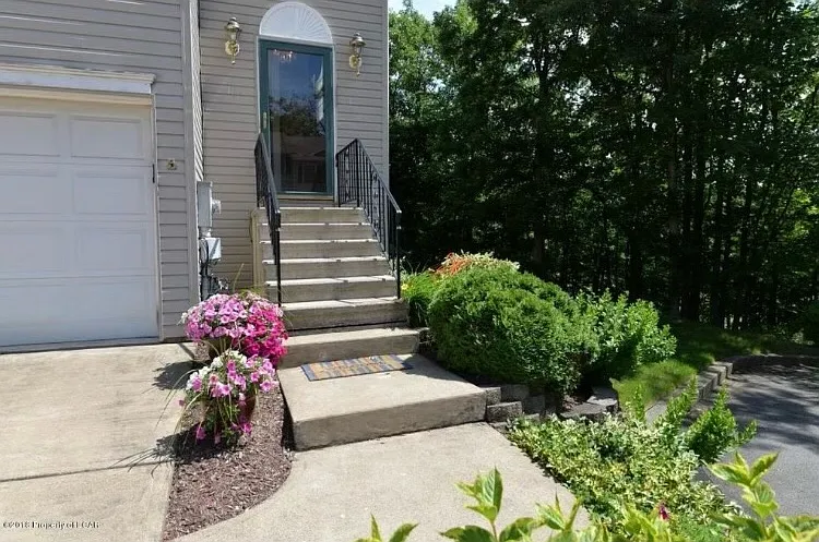 49 Nittany Ln — Photo 2