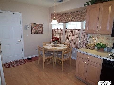 3rd image of 10 Martin Dr
