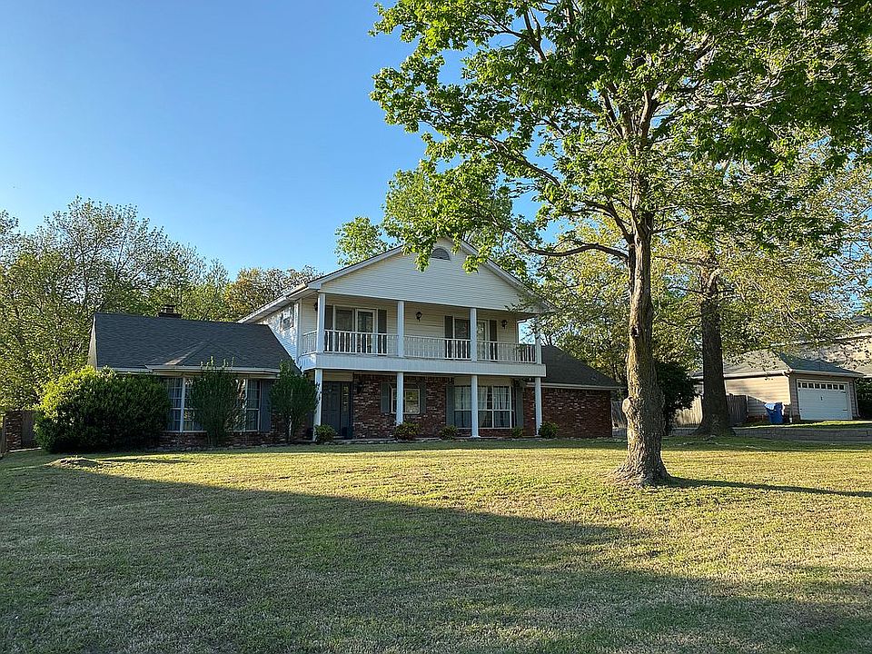 Large balcony on 2nd story