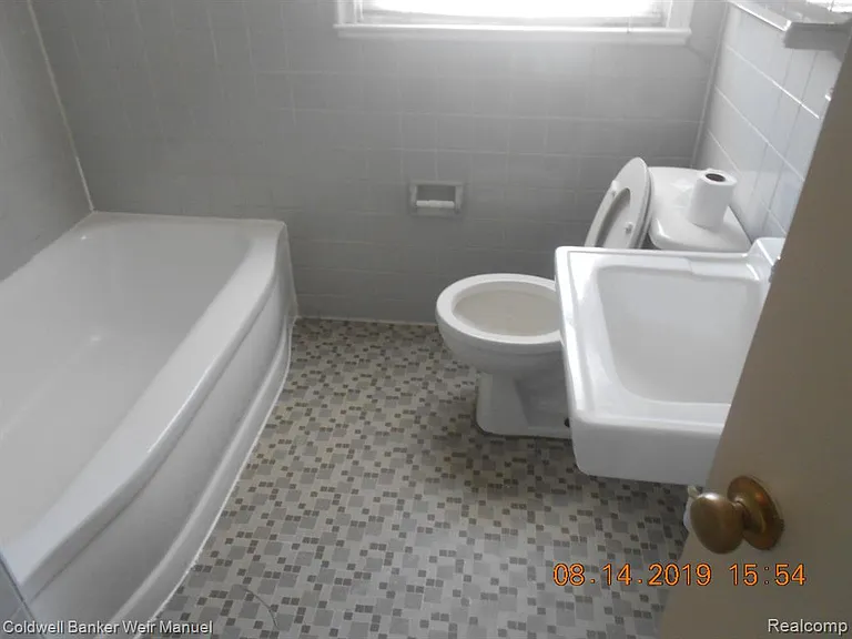 17636 Chester Ave — Photo 5