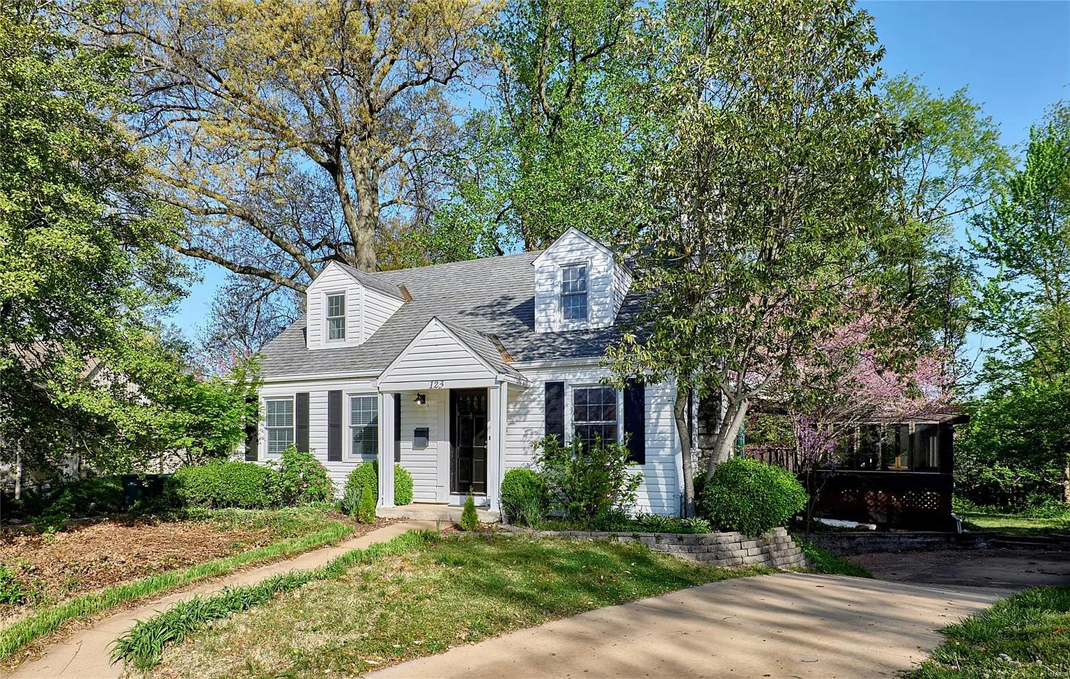 123 Holly Dr photo 1