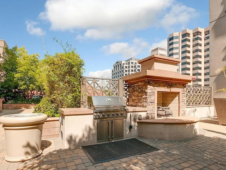 931 E Walnut St #304 — Photo 3