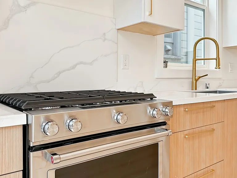 Top-Floor, Remodeled 5BR/2.5BA Victorian Flat, Pet Friendly, Steps from Alamo Square — Photo 8