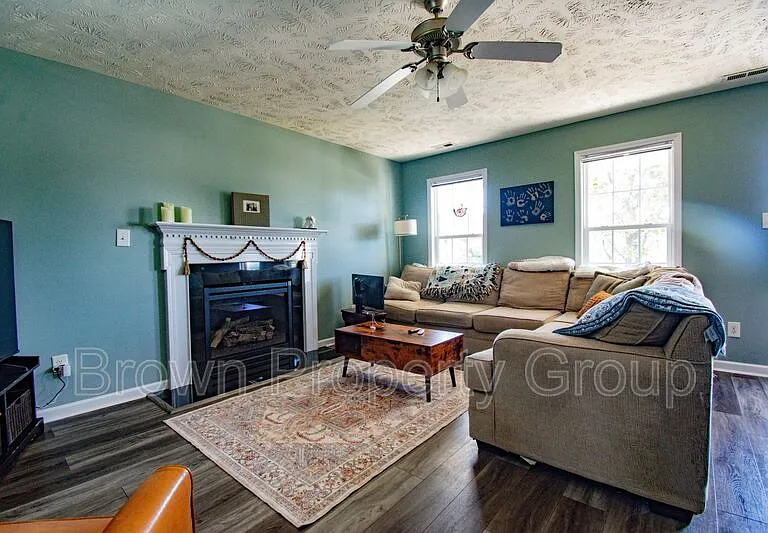 4918 Yorkchester Dr — Photo 2