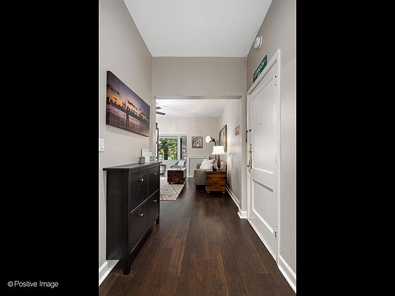 2nd image of 831 W Gunnison St APT 1W
