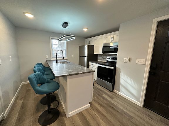 3rd image of 435 Burnet Ave #2