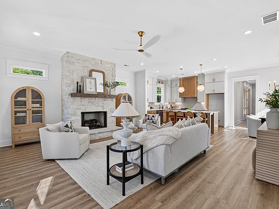 4th image of 325 Wright St