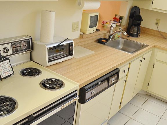 5th image of 5310 Las Verdes Cir APT 201