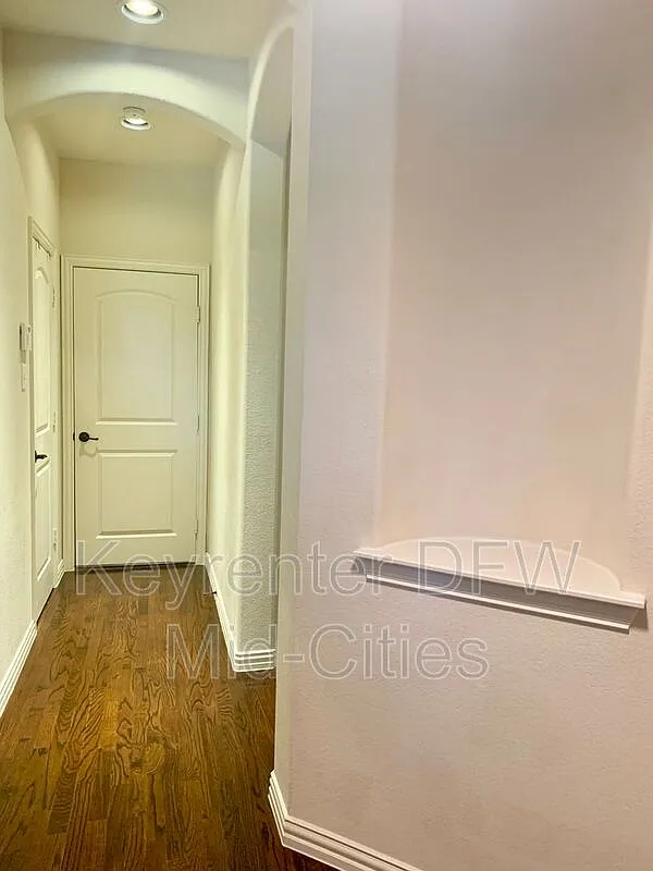 3 bed, 3.0 bath, 2042 sqft, $3,100 — Photo 3