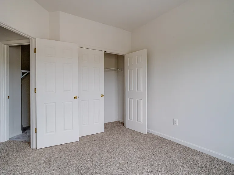 103 Buttonwood Ct — Photo 37