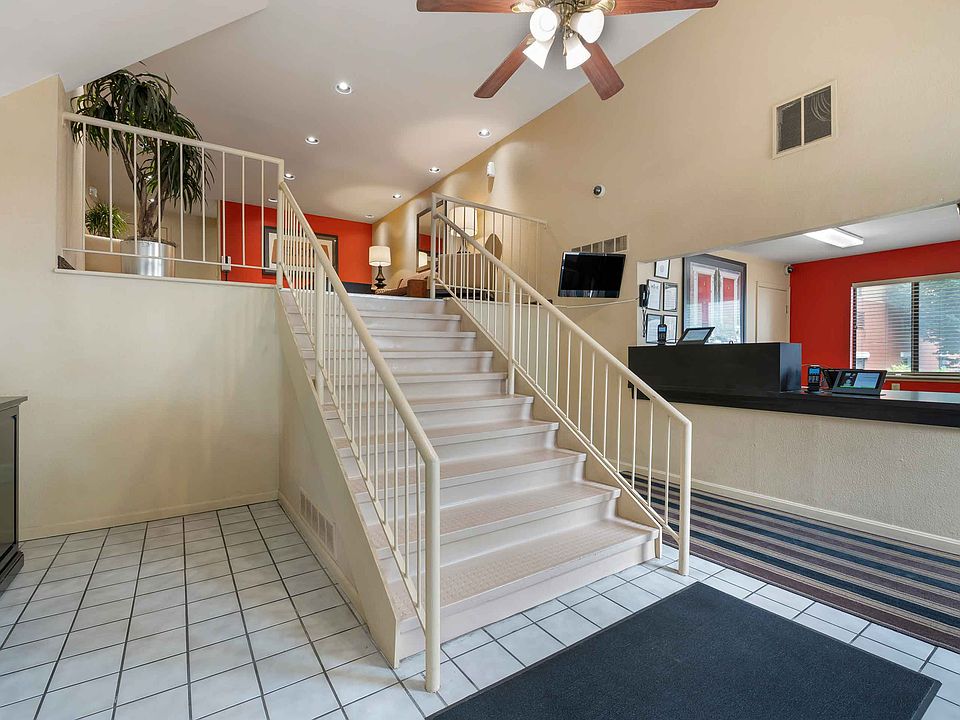 Lobby and Guest Check-in