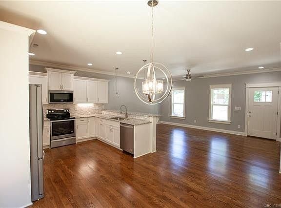 4th image of 212 Paradise Dr