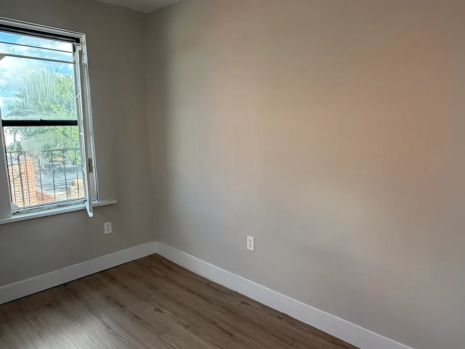 37-31 Crescent Street — Photo 2
