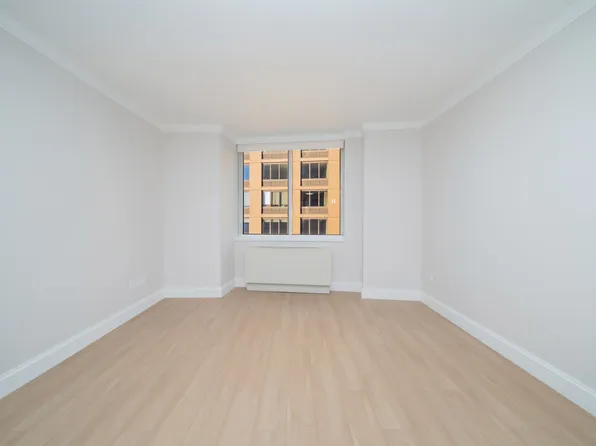 140 Riverside Boulevard image 6 of 26