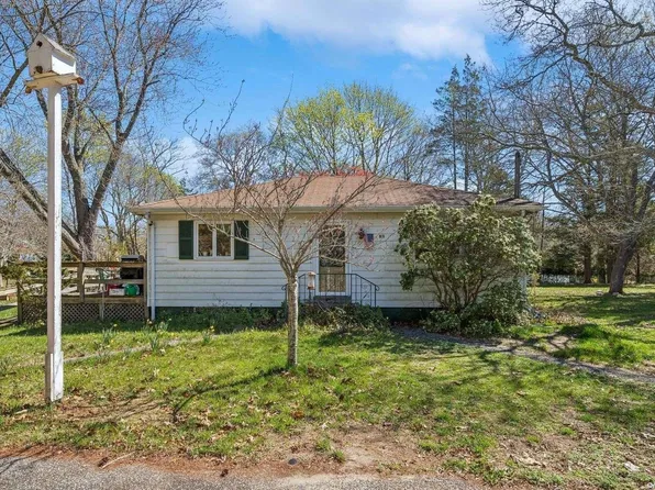 118 Squiretown Road, Hampton Bays, NY 11946
