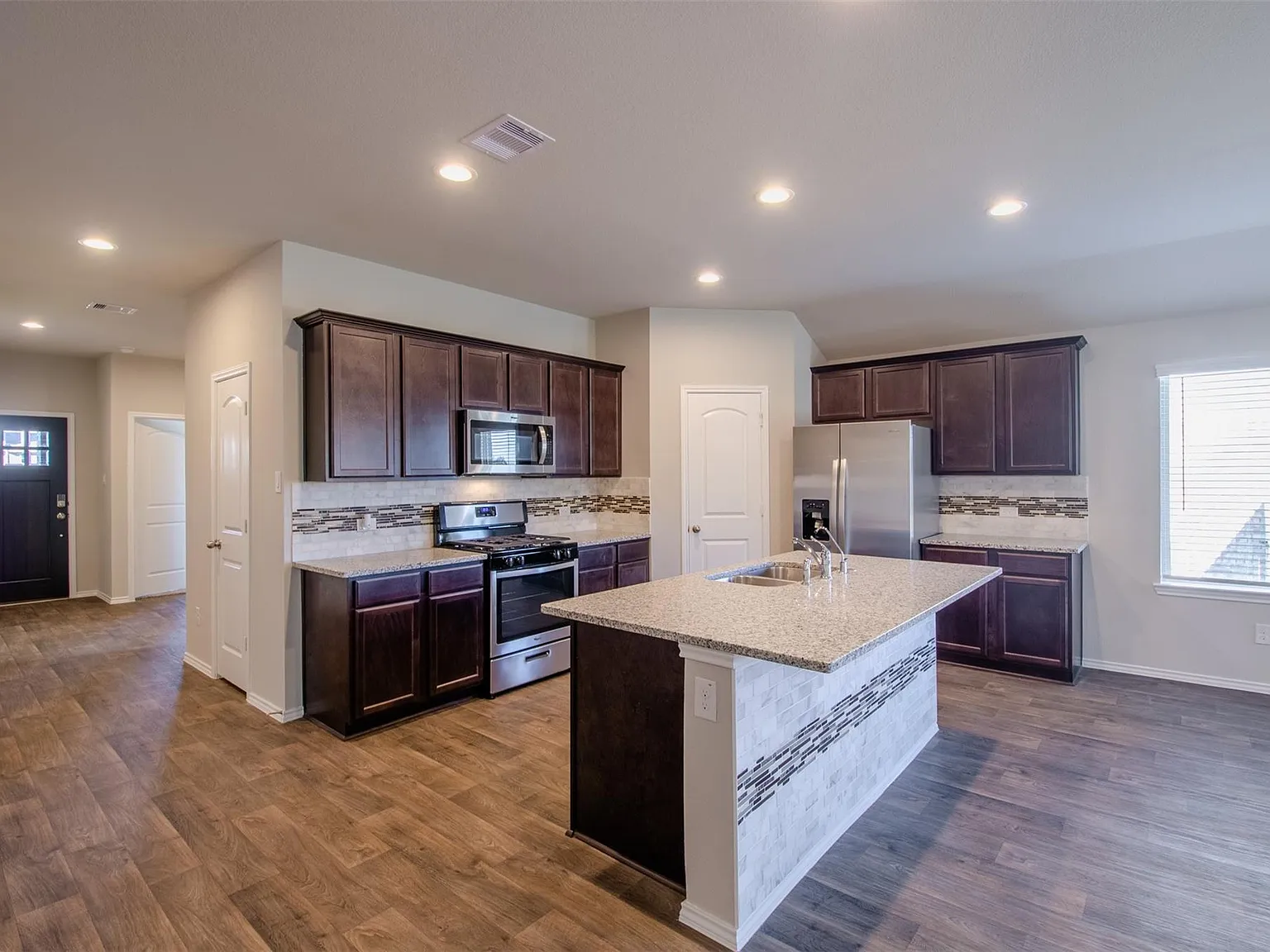 4 bed, 3.0 bath, 2092 sqft, $2,350 — Photo 2