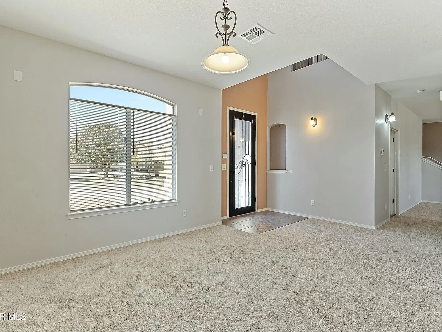 4 bed, 2.5 bath, 1949 sqft, $1,795 — Photo 4