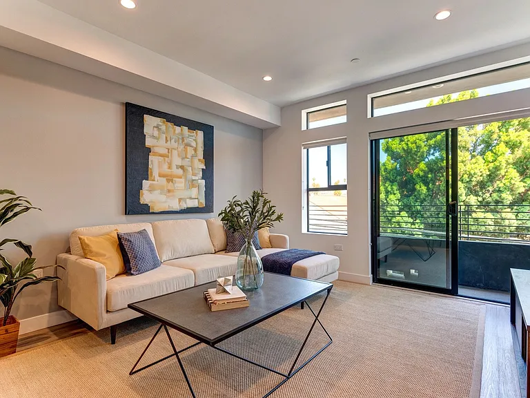 338 N Mariposa Ave — Photo 25