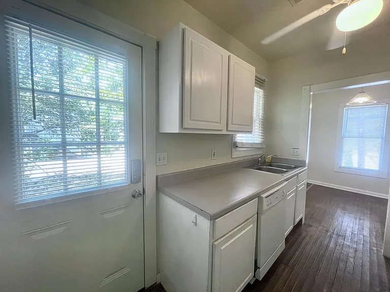 2202 Leon St — Photo 12
