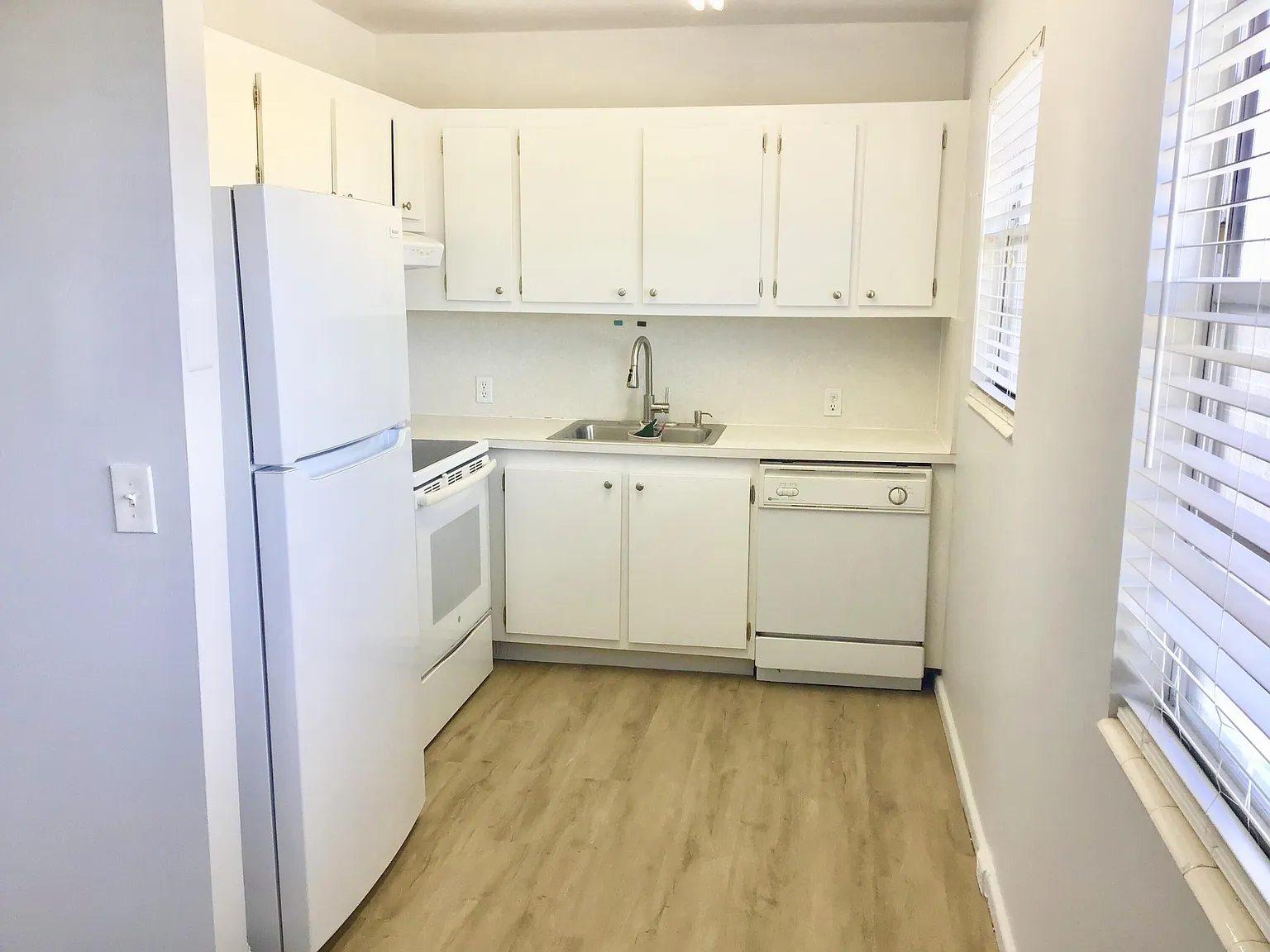 2 bed, 1.5 bath, 840 sqft, $1,600 — Photo 4