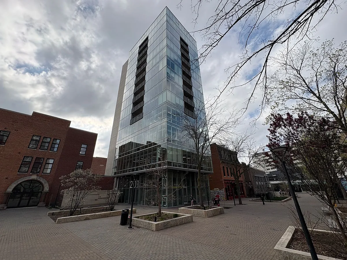 Building Photo - 201 E Washington St #1102