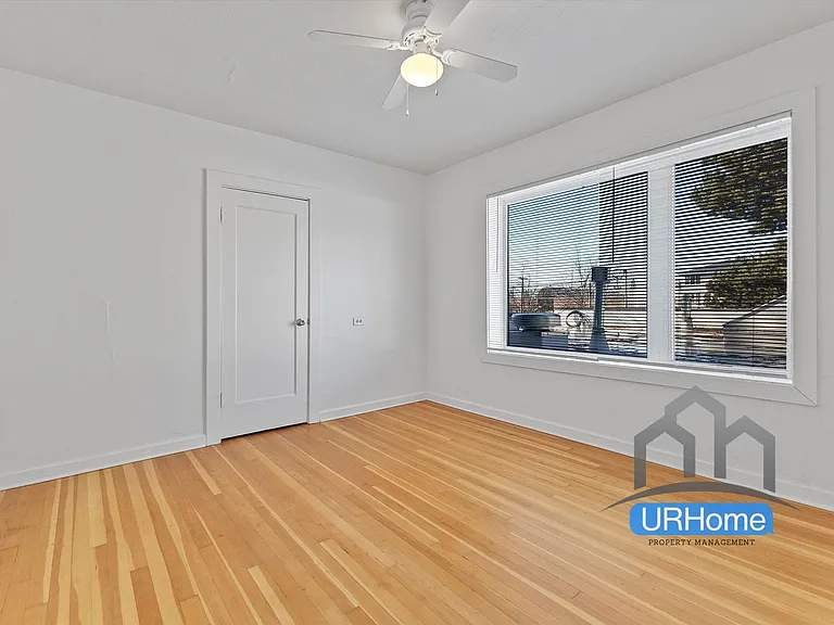 242 SE Washington St — Photo 13