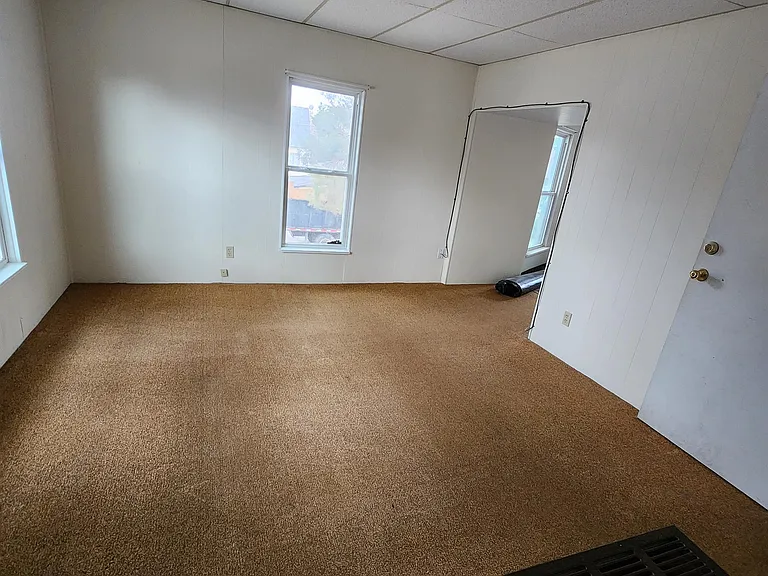 403 Meeker St — Photo 4