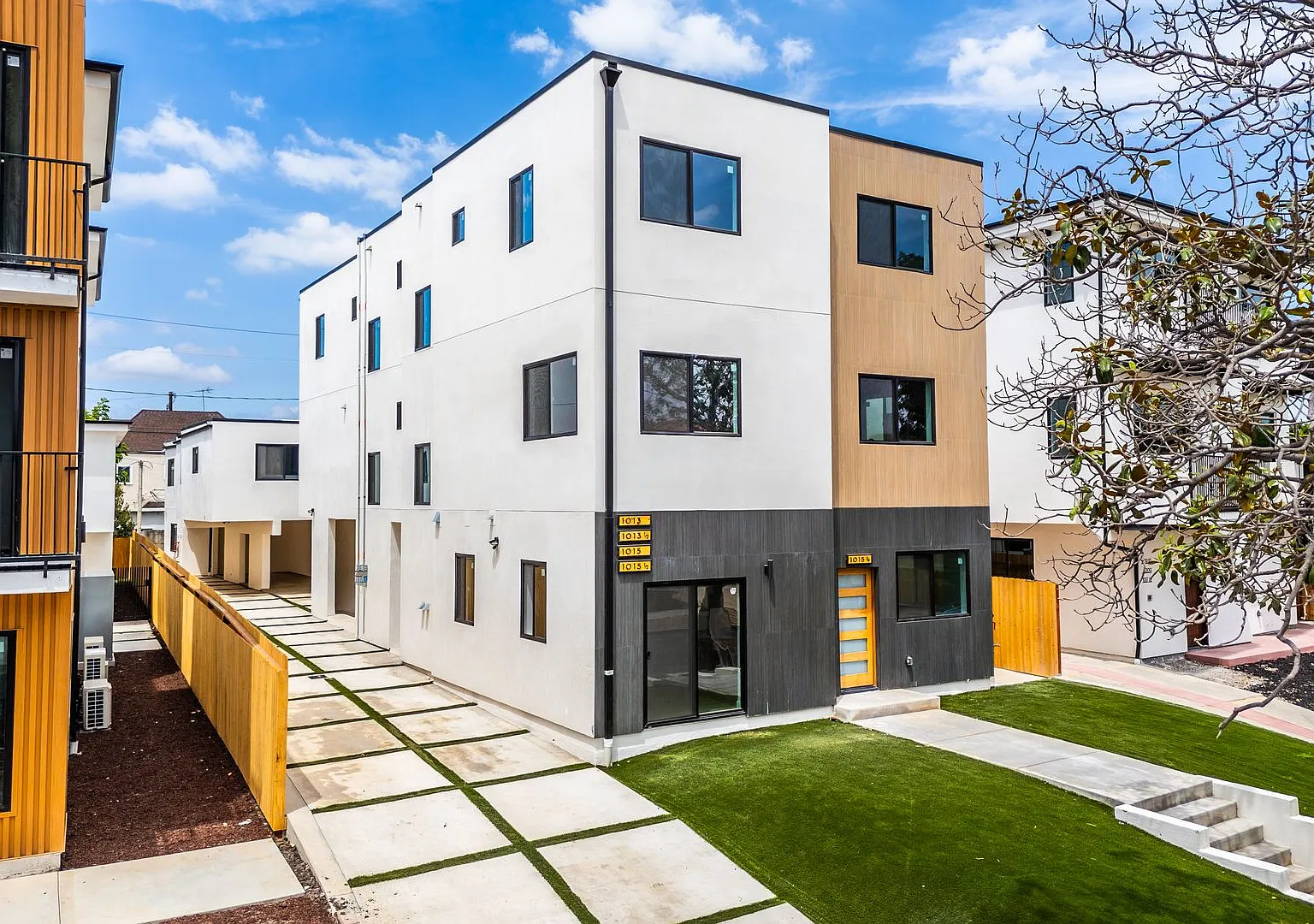 Gorgeous New Townhomes In Prime Location — Photo 3