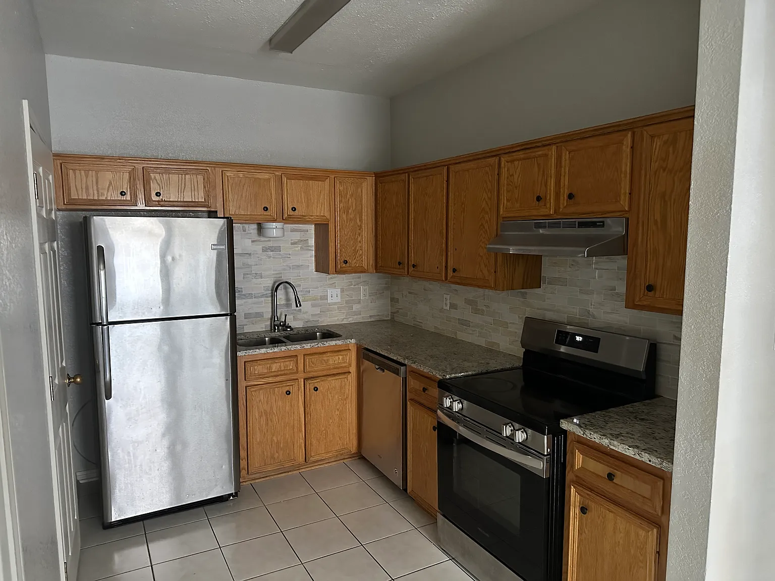 3 bed, 2.0 bath, 1204 sqft, $1,227 — Photo 4