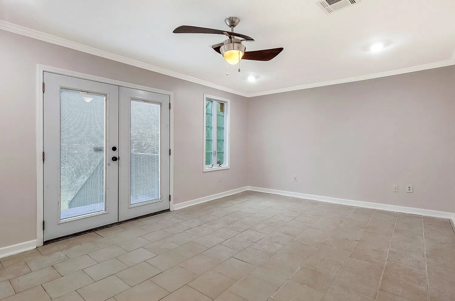 4 bed, 2.5 bath, 1952 sqft, $1,900 — Photo 3