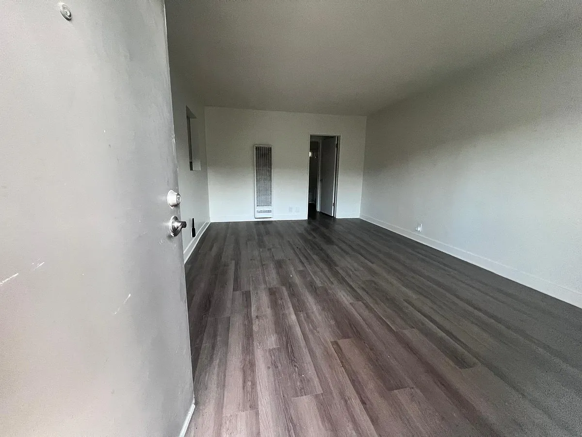 Building Photo - 6707 Hayvenhurst Ave #Y29
