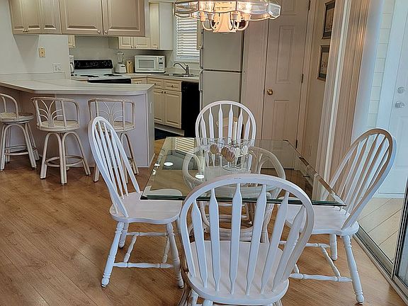 Dining Kitchen and Bar