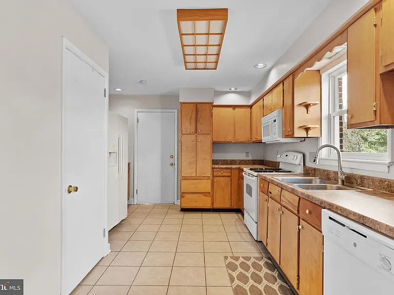 213 Sunset Dr — Photo 9