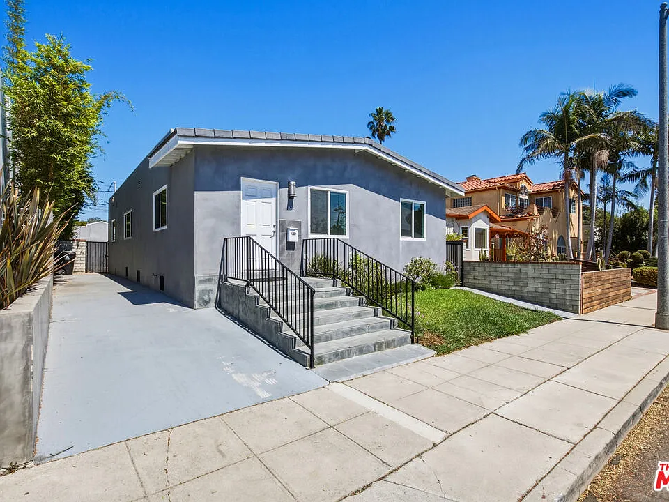 869 Warren Ave