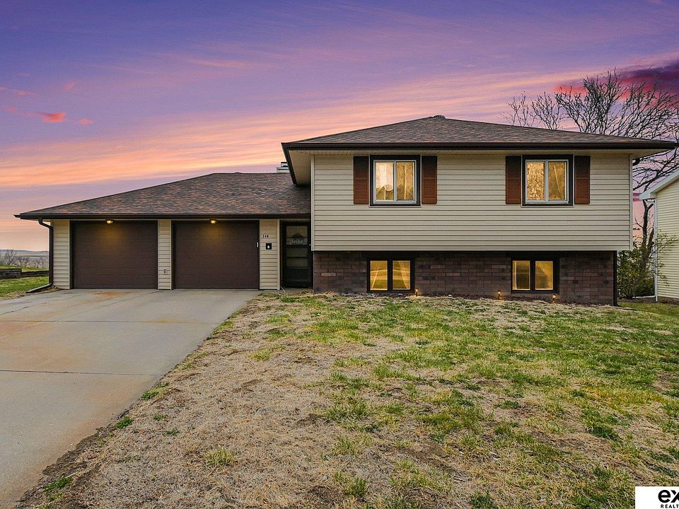 1st image of 240 Riverview Dr