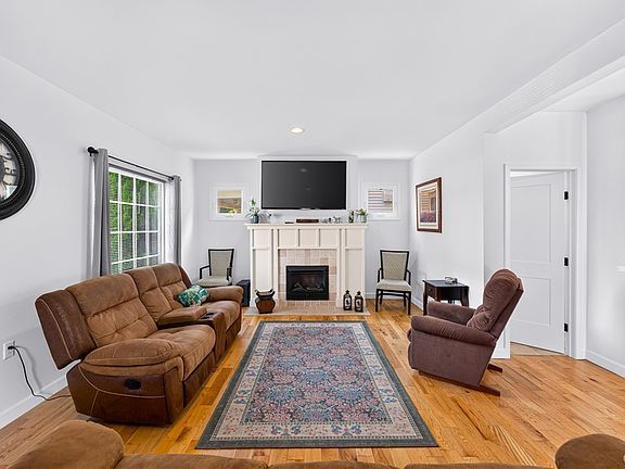5th image of 704 Cherry St